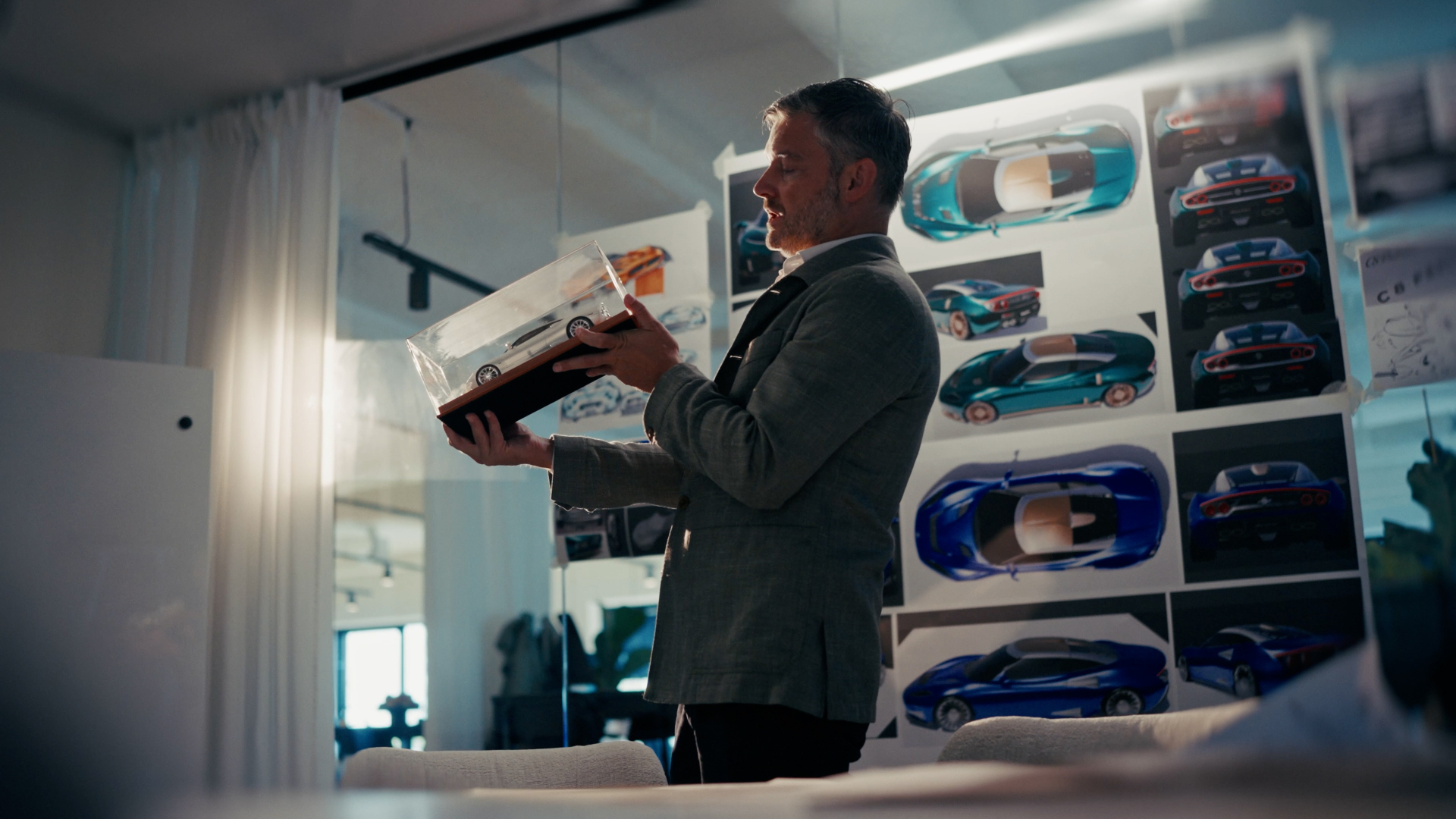 Spyker design studio met modellen en sketches