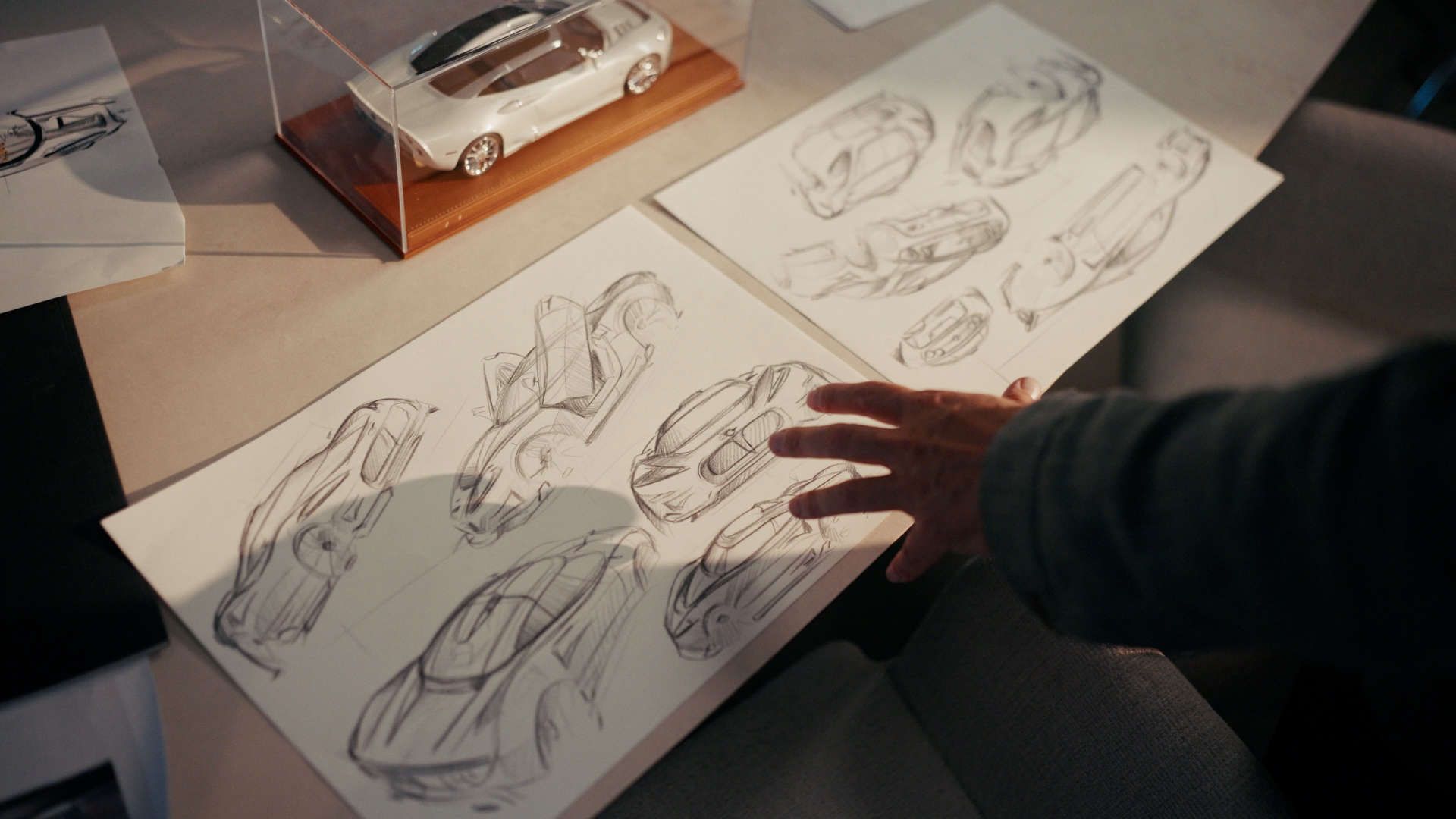 Originele Spyker design sketches en schaalmodel